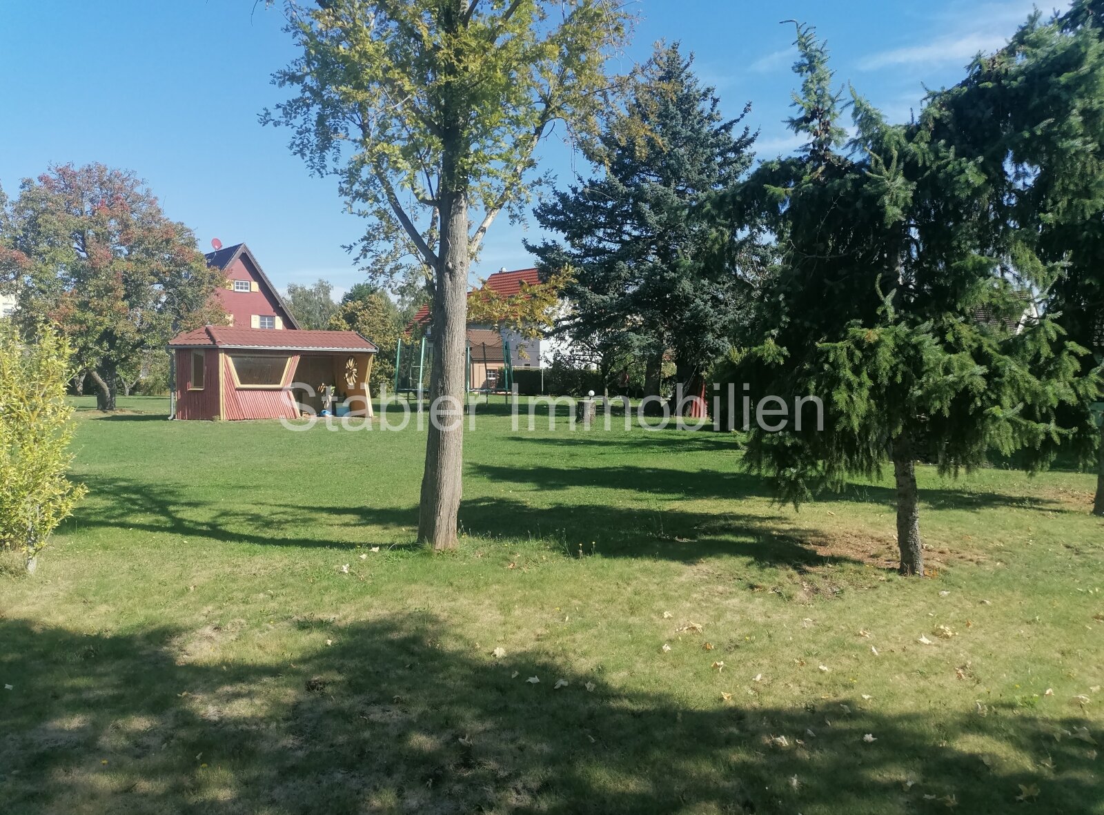 Großes idyllisches Grundstück in Seenähe Großes idyllisches Grundstück in Seenähe